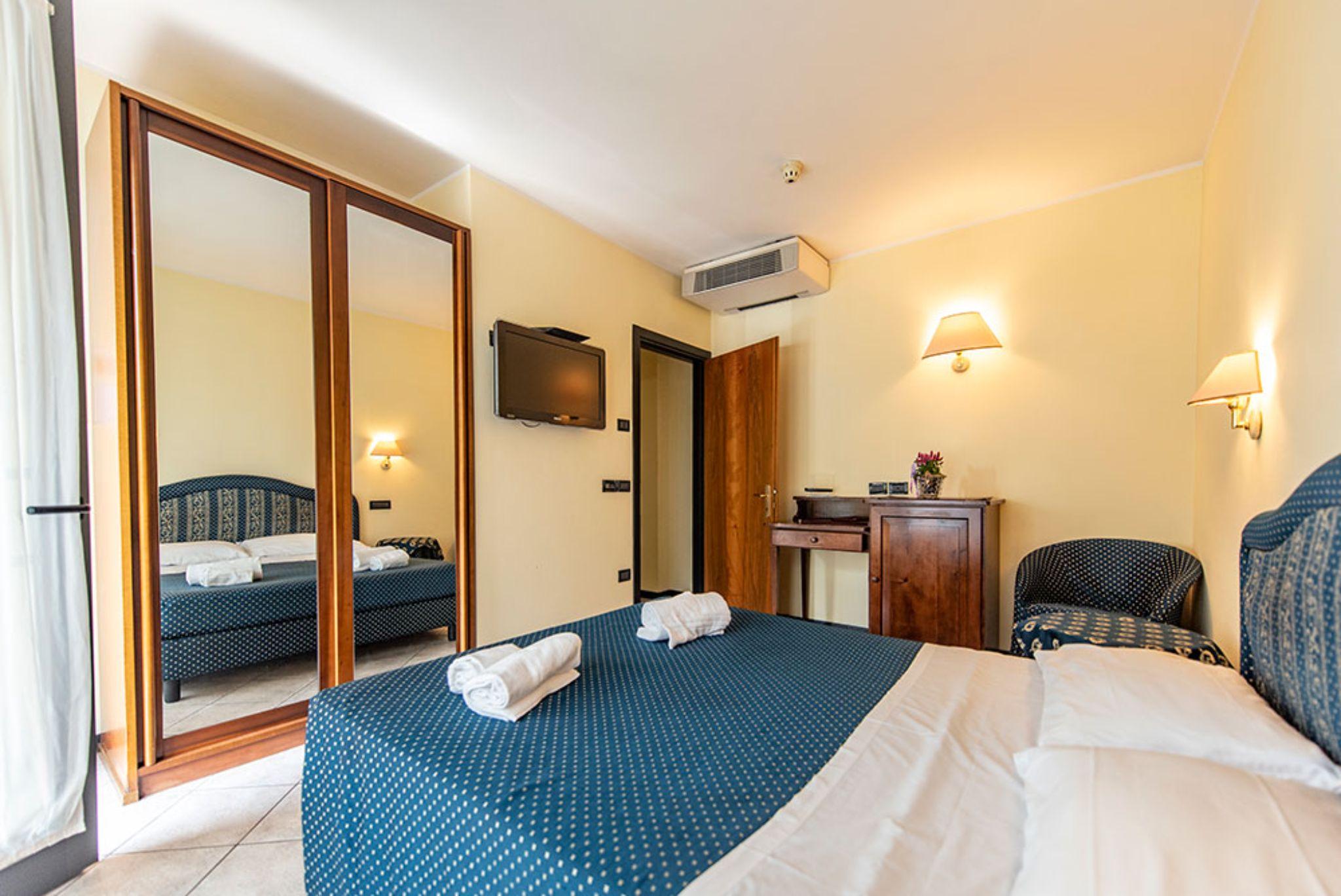 Yachting Hotel Mistral Sirmione Exterior foto