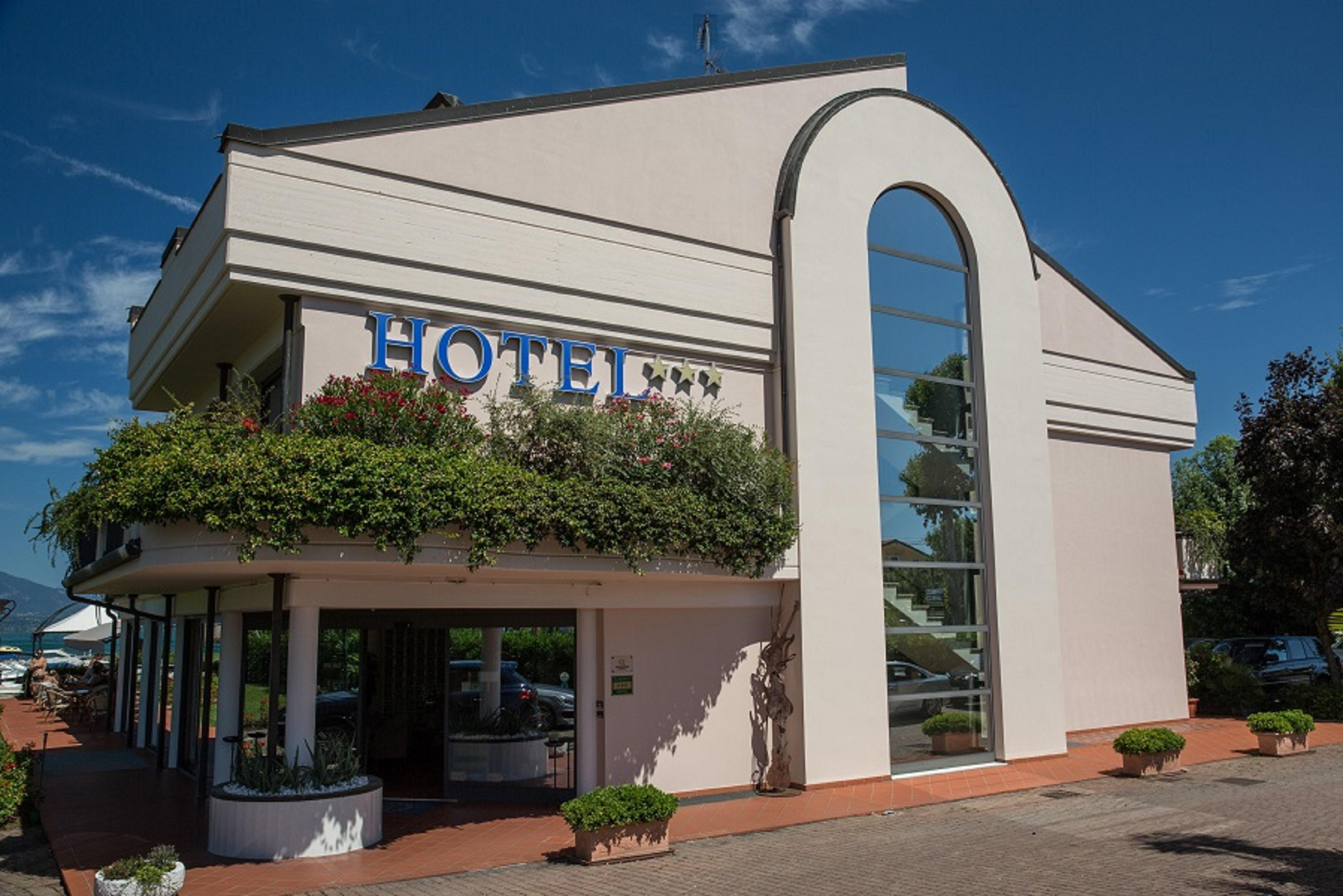 Yachting Hotel Mistral Sirmione Exterior foto