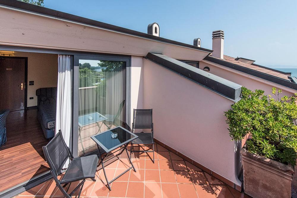 Yachting Hotel Mistral Sirmione Exterior foto
