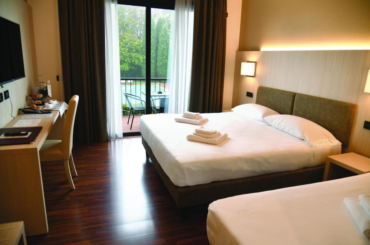 Yachting Hotel Mistral Sirmione Exterior foto