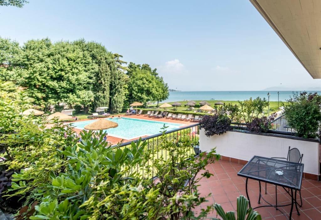 Yachting Hotel Mistral Sirmione Exterior foto